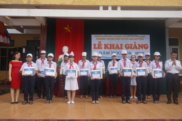 80 học sinh nghèo học giỏi nhận học bổng “ĐỒNG HÀNH – HOCMAI”