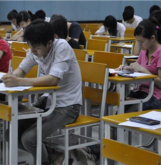 Bị cấm học thêm, teen 2k1 biết ôn thi đại học thế nào?