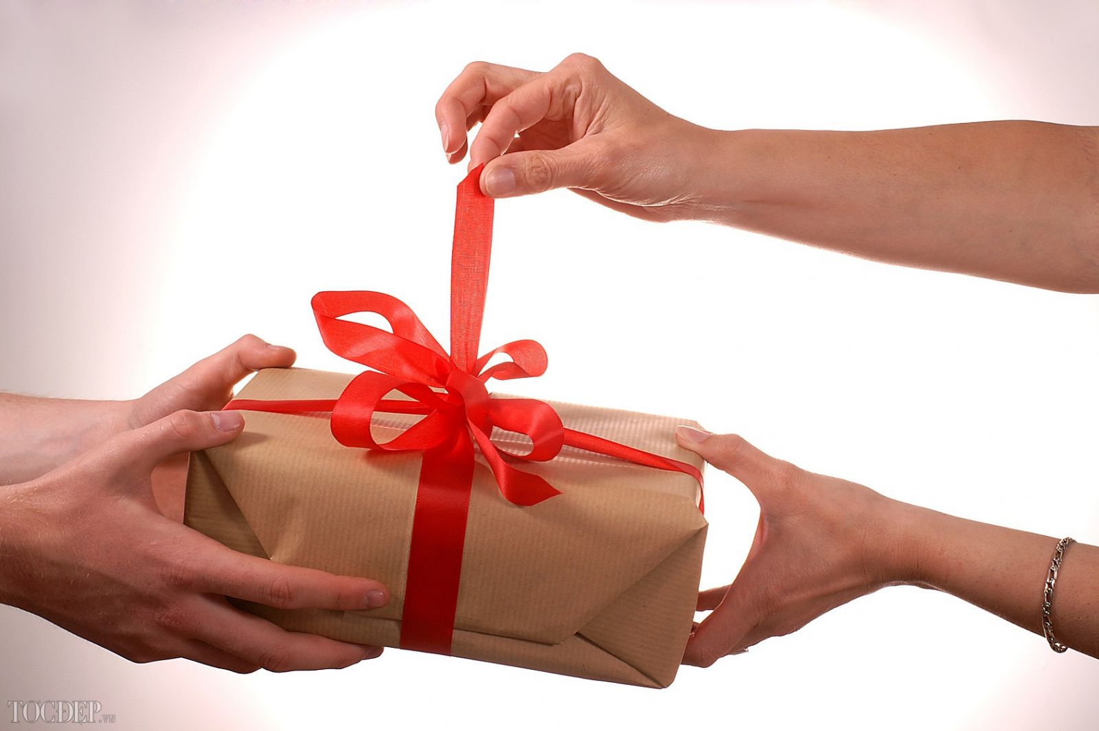 Dịch vụ gửi quà tặng đi nước ngoài giá rẻ, nhanh chóng