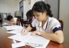 Học sinh Trường THPT Trần Khai Nguyên (TP.HCM) làm hồ sơ thi tốt nghiệp THPT và xét tuyển đại học 2021 - Ảnh: NHƯ HÙNG