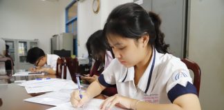 Học sinh Trường THPT Trần Khai Nguyên (TP.HCM) làm hồ sơ thi tốt nghiệp THPT và xét tuyển đại học 2021 - Ảnh: NHƯ HÙNG